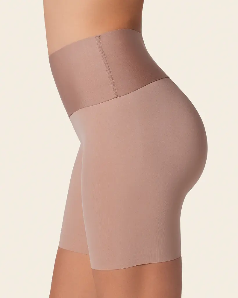 Short de control moderado aspecto invisible con fajón antideslizante / Leonisa