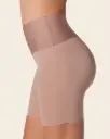 Short de control moderado aspecto invisible con fajón antideslizante / Leonisa